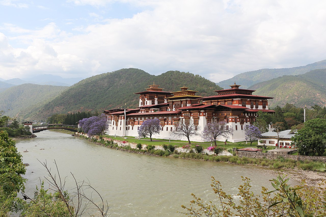 Punakha Dzong beside the Mo Chhu river